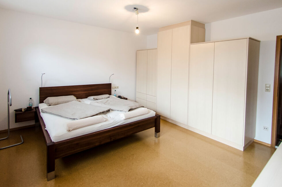 Kleiderschrank in verschiedenen Höhen, Esche furniert, weiß geölt, mit Bett aus massivem amerikanischem Nussbaum.