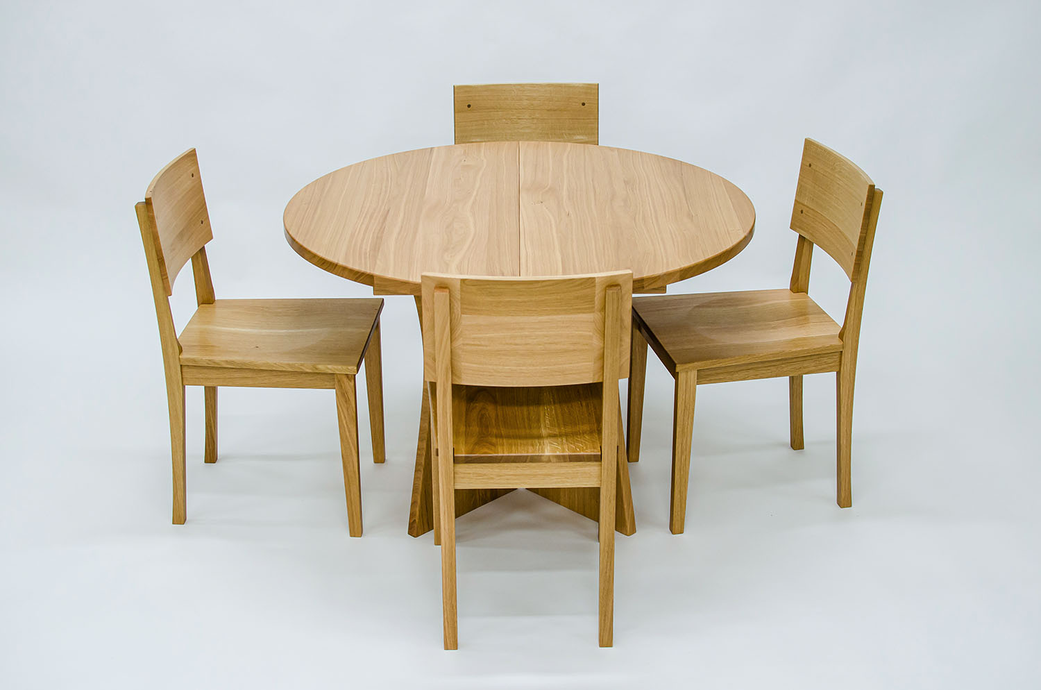 Runder, ausziehbarer Esstisch aus massiver geölter Eiche, mit passenden Stühlen - die Schreiner von Freisinn Möbel entwerfen und bauen deinen perfekten Tisch in und um Biberach